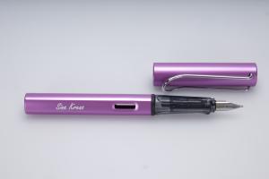 Gravur eines LAMY Al-Star Füllers in lilac